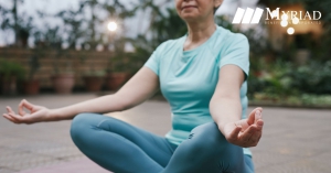 Mujer mayor meditando