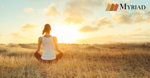 Chica Meditando en el Atardecer
