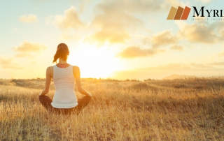 Chica Meditando en el Atardecer