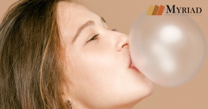 chica con chicle