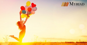 Alegria chica con globos