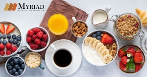 mesa con frutas y desayuno saludable