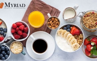 mesa con frutas y desayuno saludable
